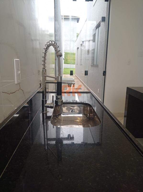 Casa geminada à venda no Lagoa Mansões: 