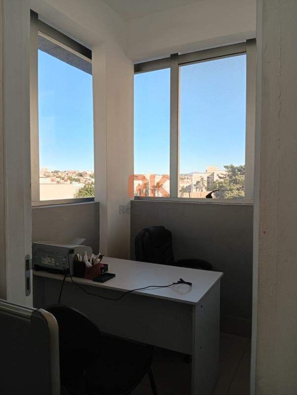 Sala à venda no Cabral: 