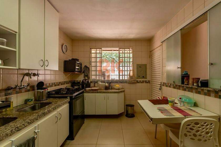 Casa em condomínio à venda no Braúnas: 