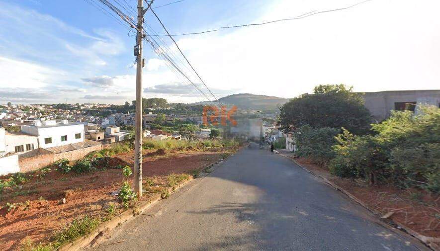 Terreno / Área à venda no Cândida Ferreira: 