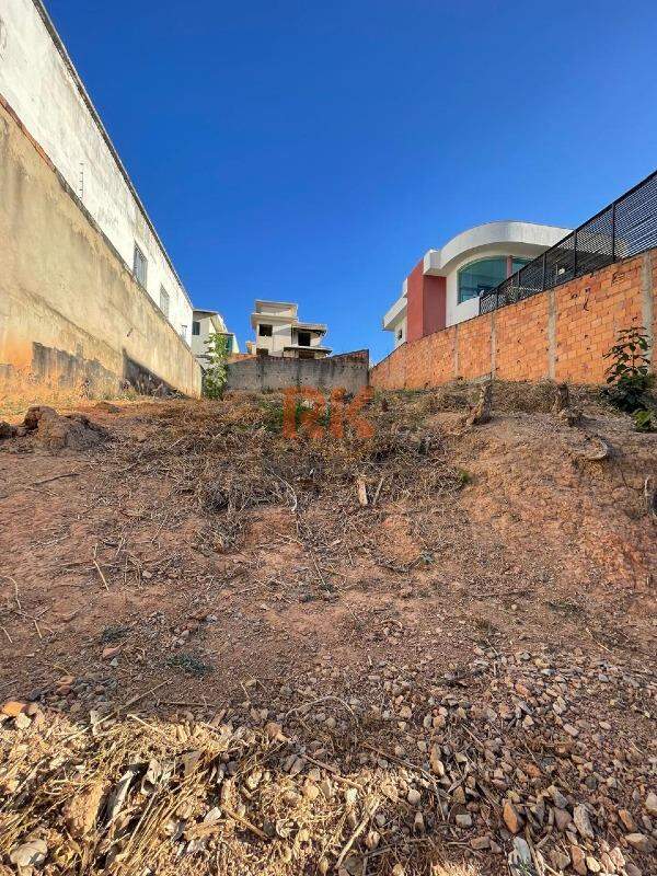 Lote à venda no Cabral: 