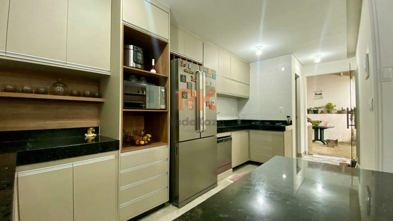 Casa geminada à venda no Manacás: 