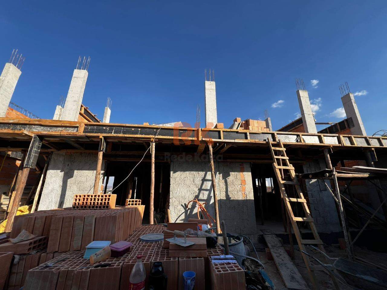 Casa geminada à venda no Vale Das Orquideas: 