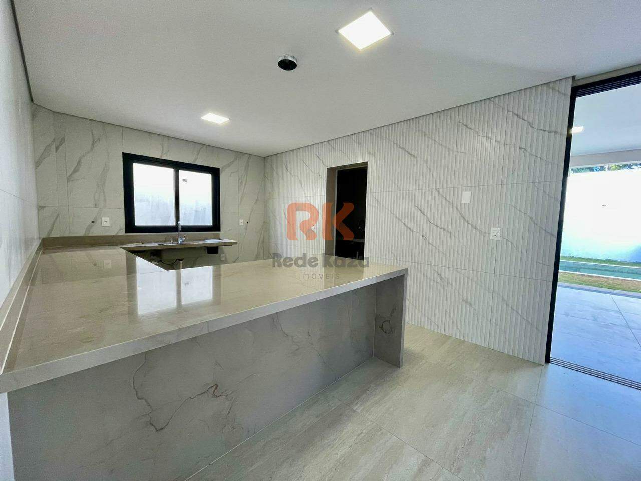 Casa em condomínio à venda no Xangrilá: 