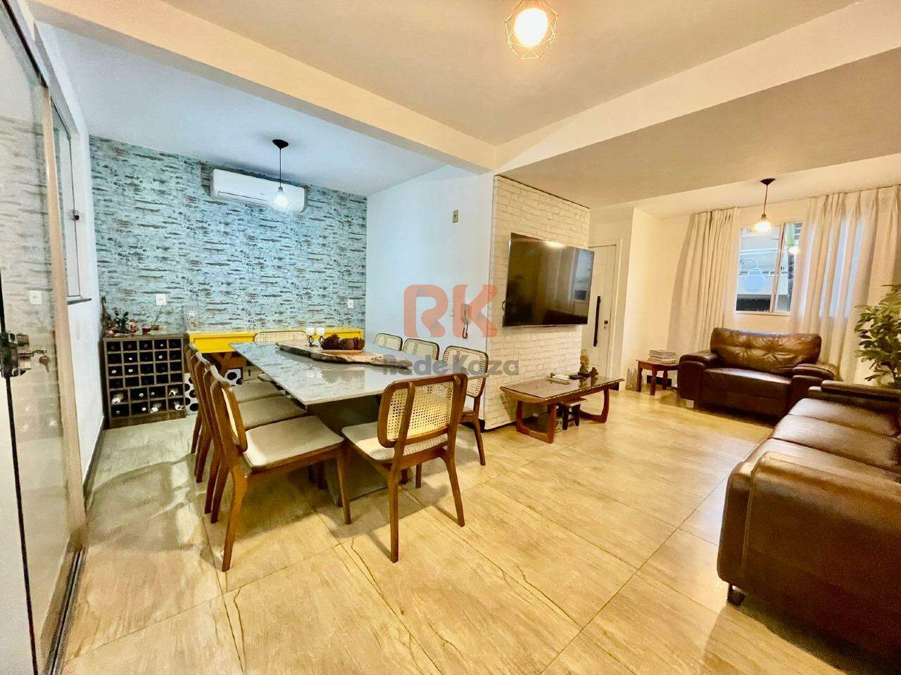 Casa em condomínio à venda no Cabral: 