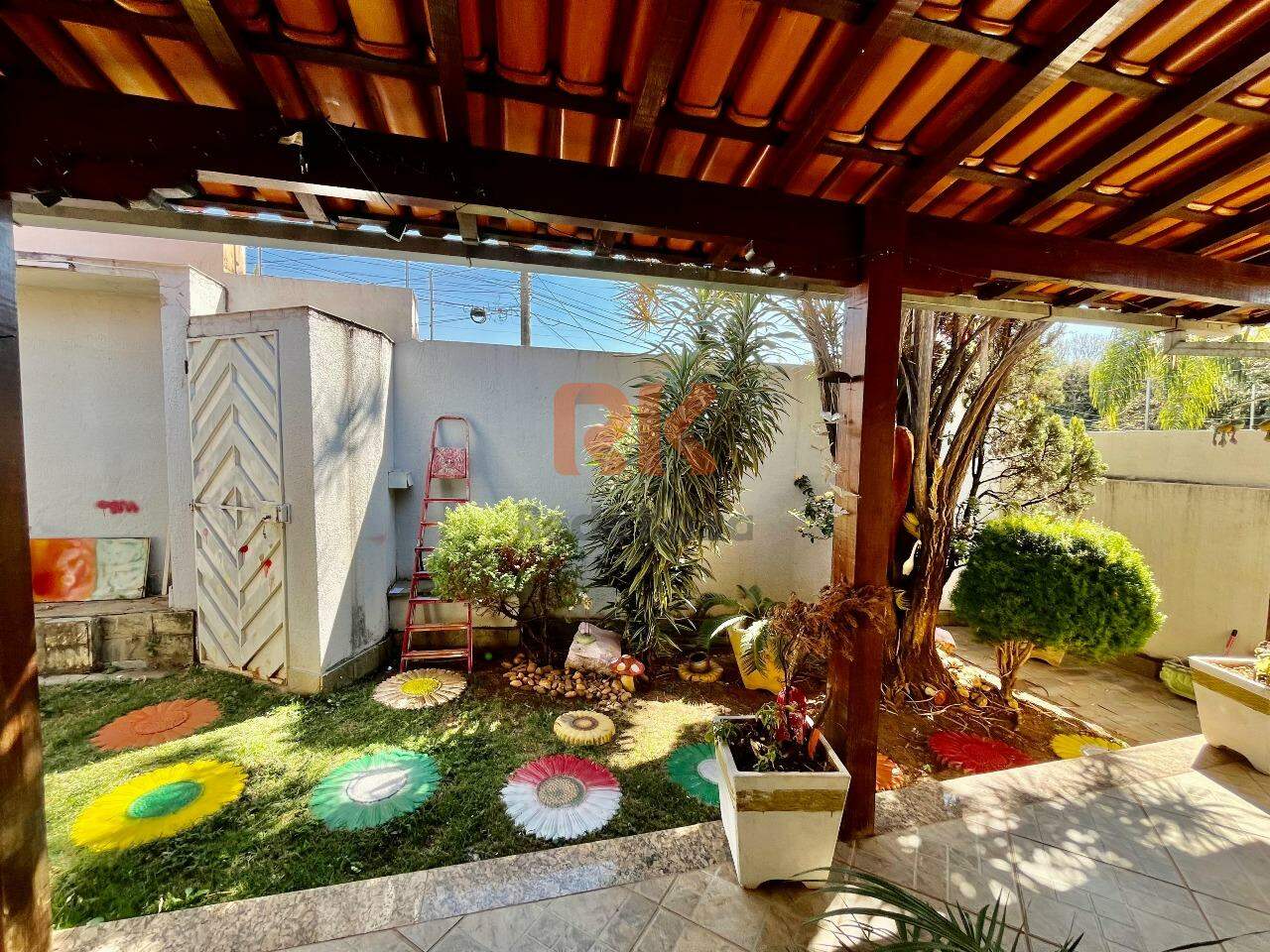Casa à venda no Itapoã: 