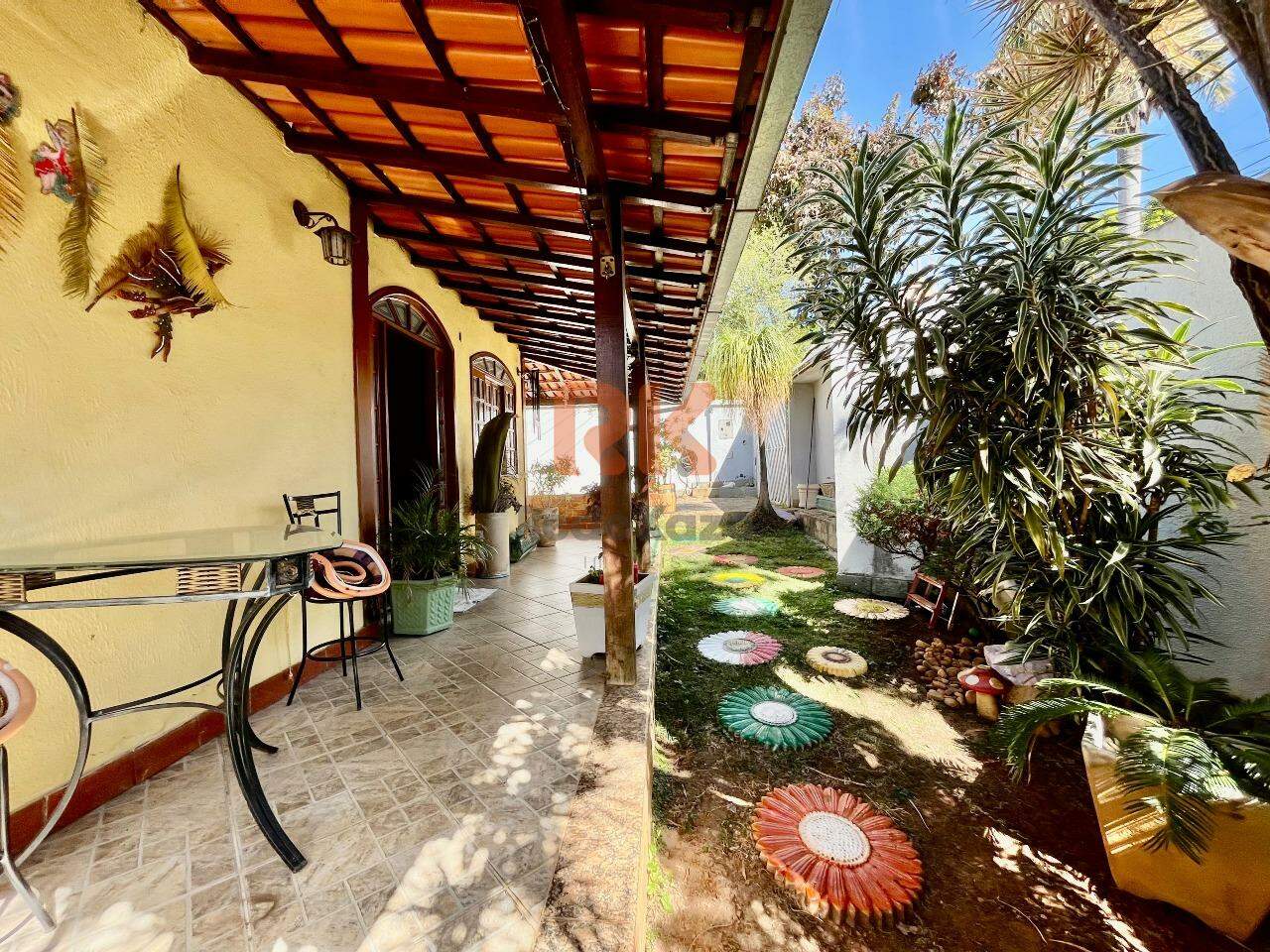 Casa à venda no Itapoã: 