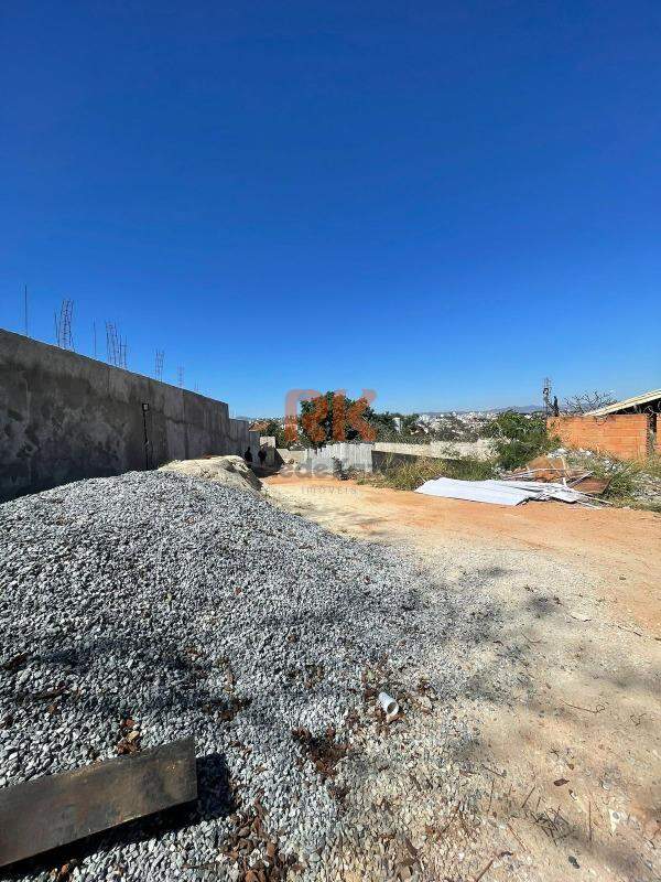 Lote à venda no Bandeirantes: 