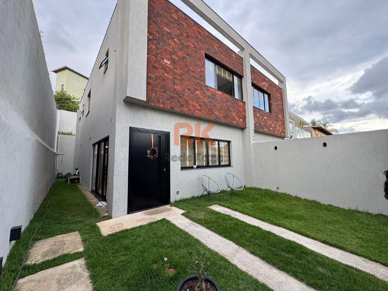 Casa geminada à venda no Trevo: 