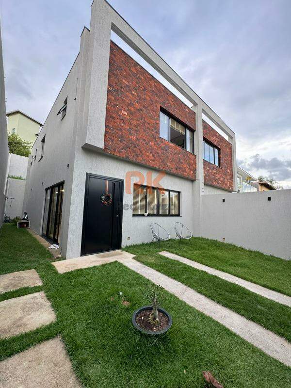 Casa geminada à venda no Trevo: 