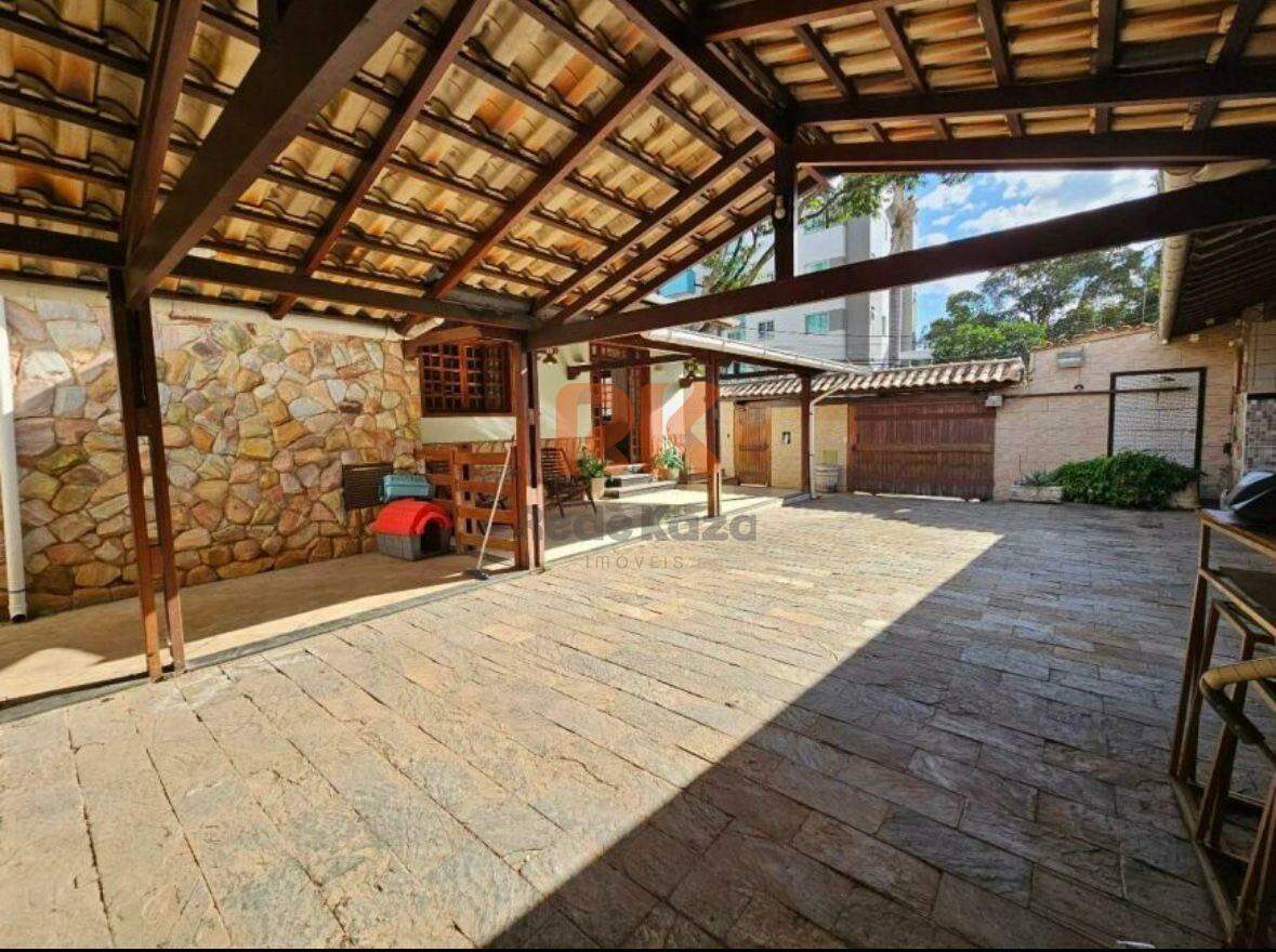Casa à venda no Itapoã: 