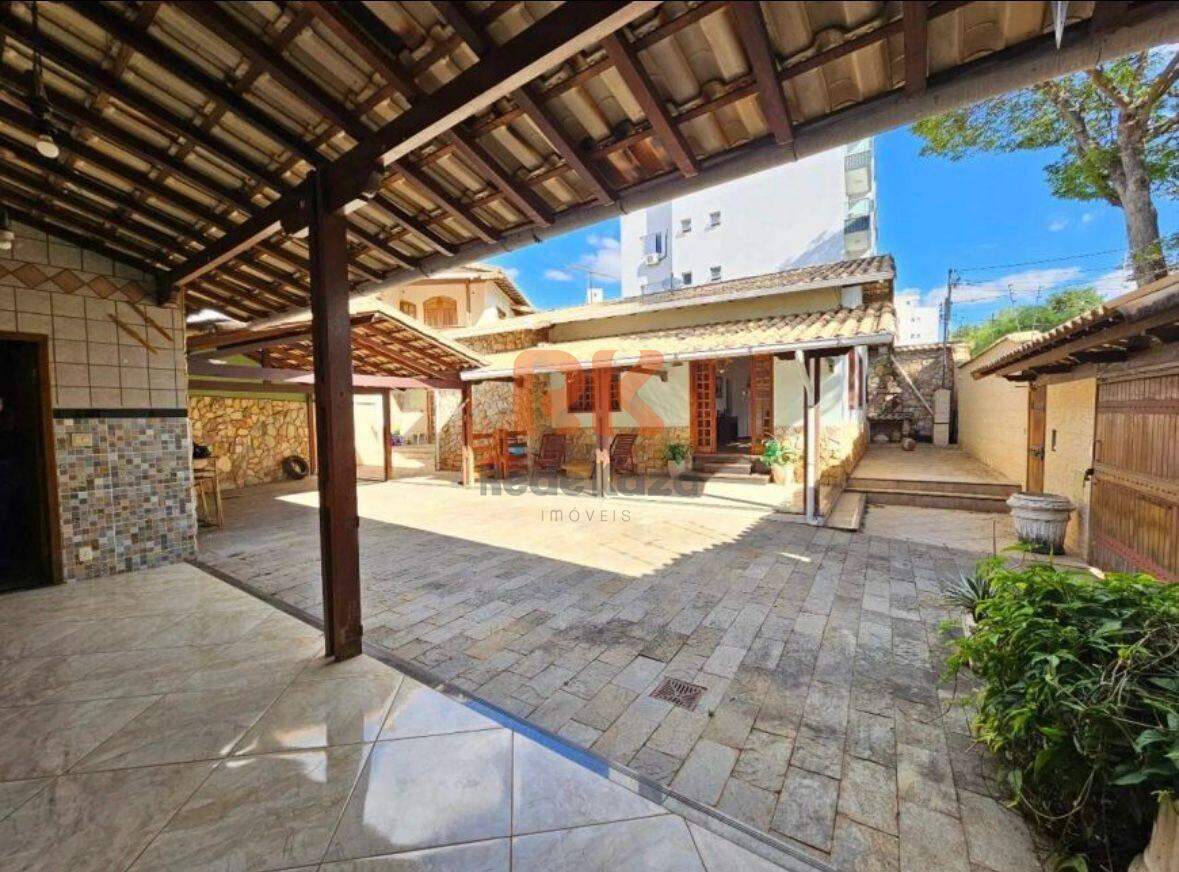 Casa à venda no Itapoã: 