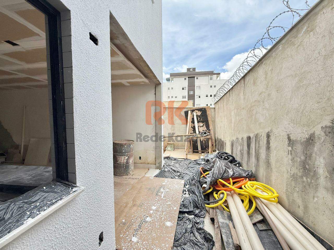 Casa à venda no Itapoã: 