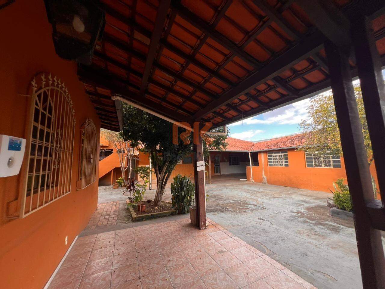 Casa comercial à venda no Braúnas: 