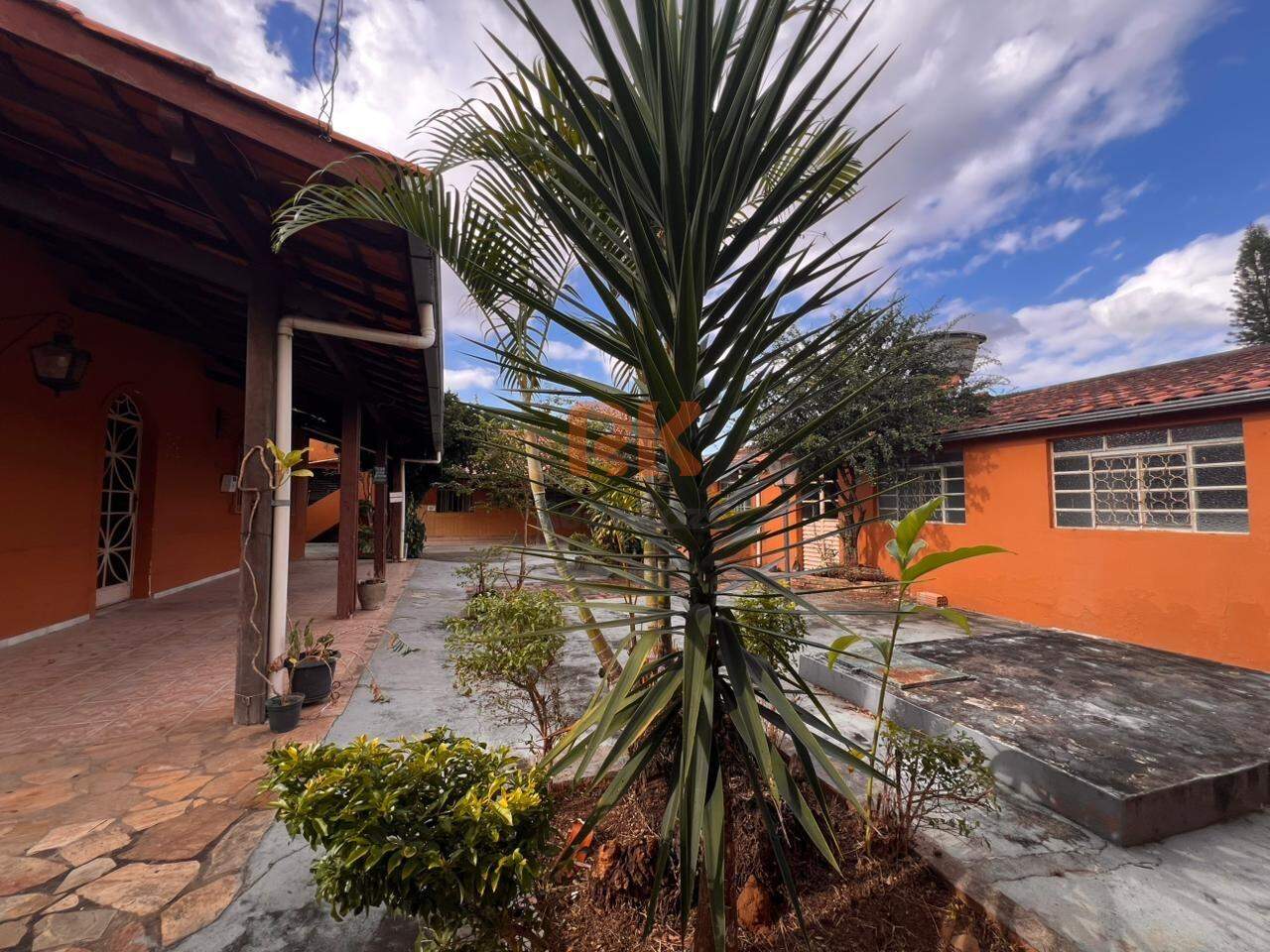 Casa comercial à venda no Braúnas: 