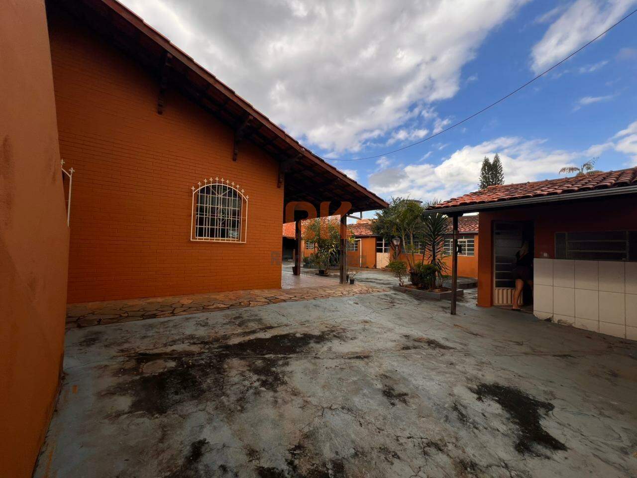 Casa comercial à venda no Braúnas: 