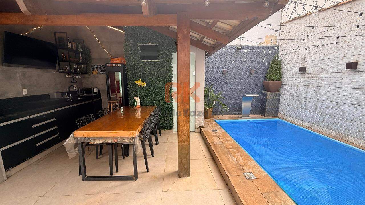 Casa geminada à venda no Serrano: 