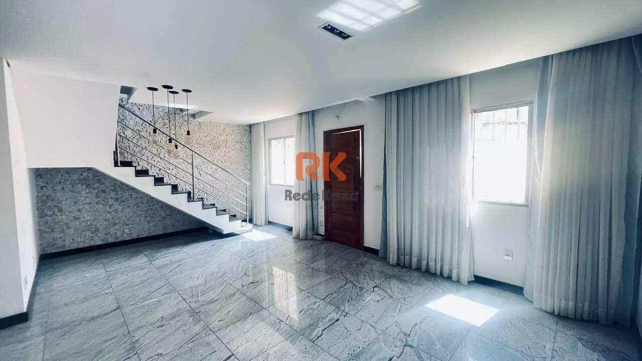 Casa geminada coletiva à venda no Cabral: 