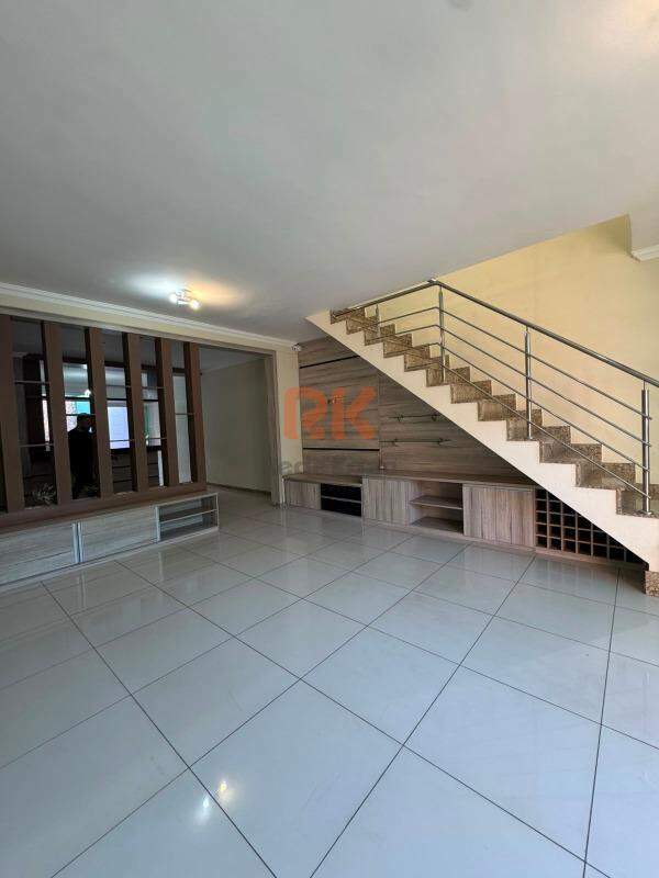 Casa geminada para aluguel no Cabral: 