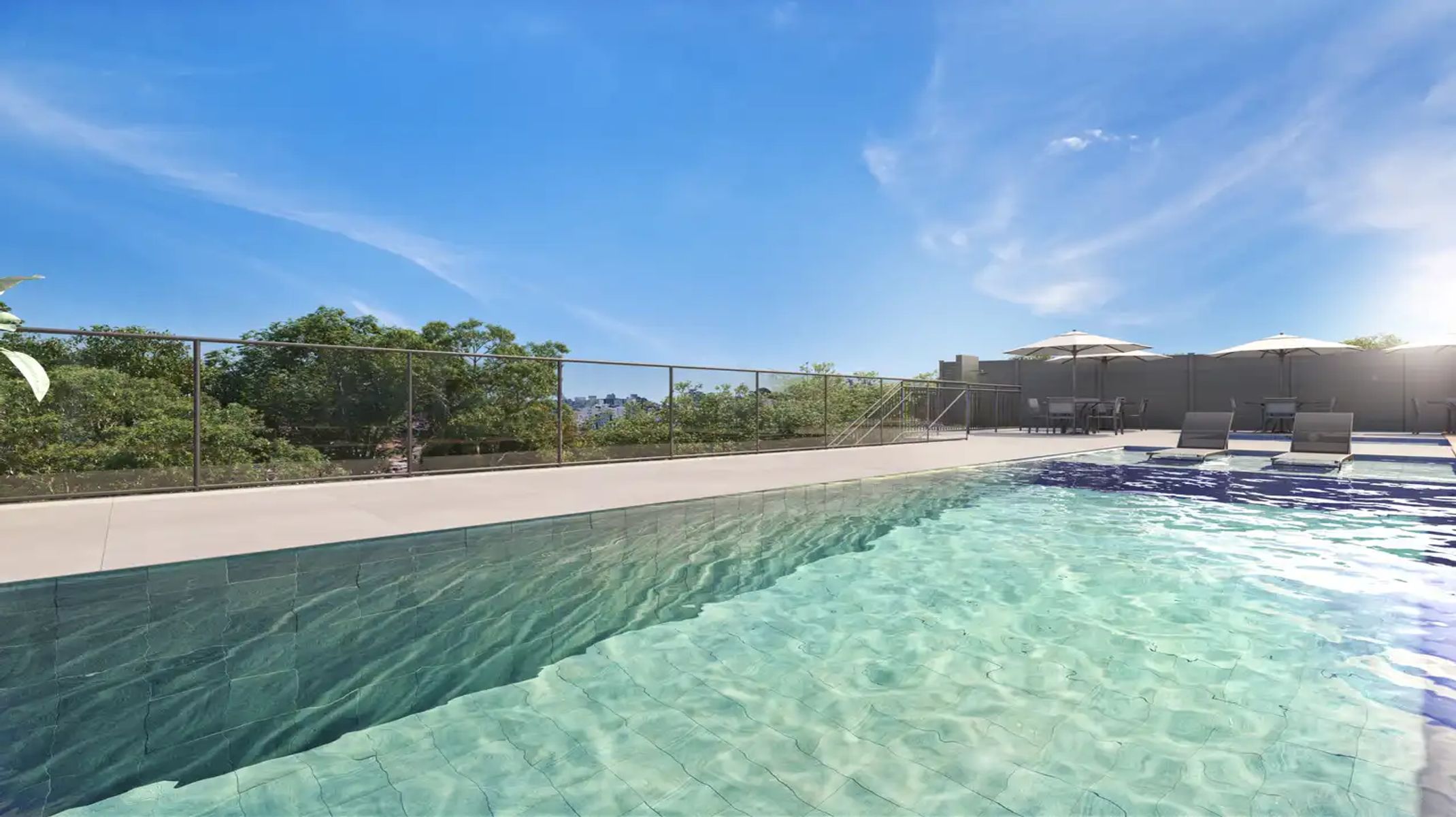 Apartamento à venda no Serrano: Piscina adulto com deck e guarda-sóis