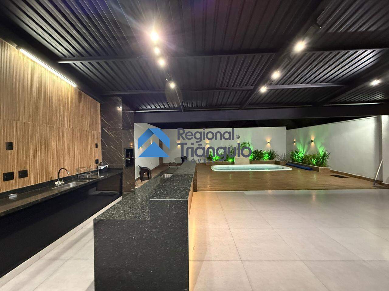 Oportunidade - CASA DE FESTA - AVENIDA COMERCIAL