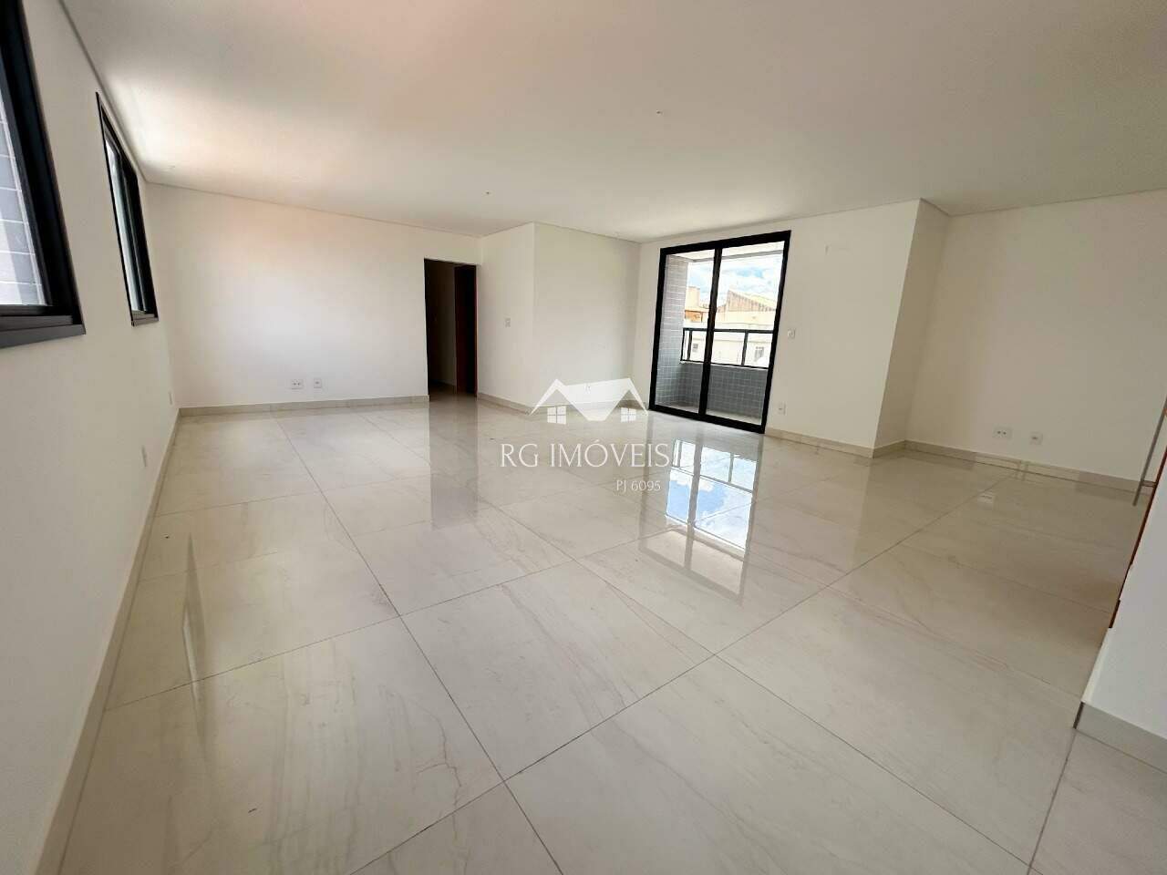 Apartamento à venda com 3 quartos, 158m² - Foto 2