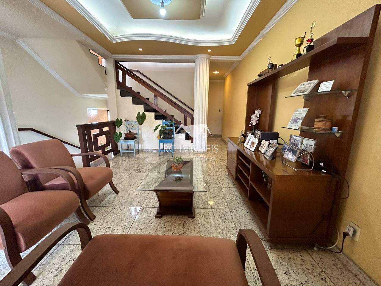 Casa à venda com 4 quartos, 270m² - Foto 1