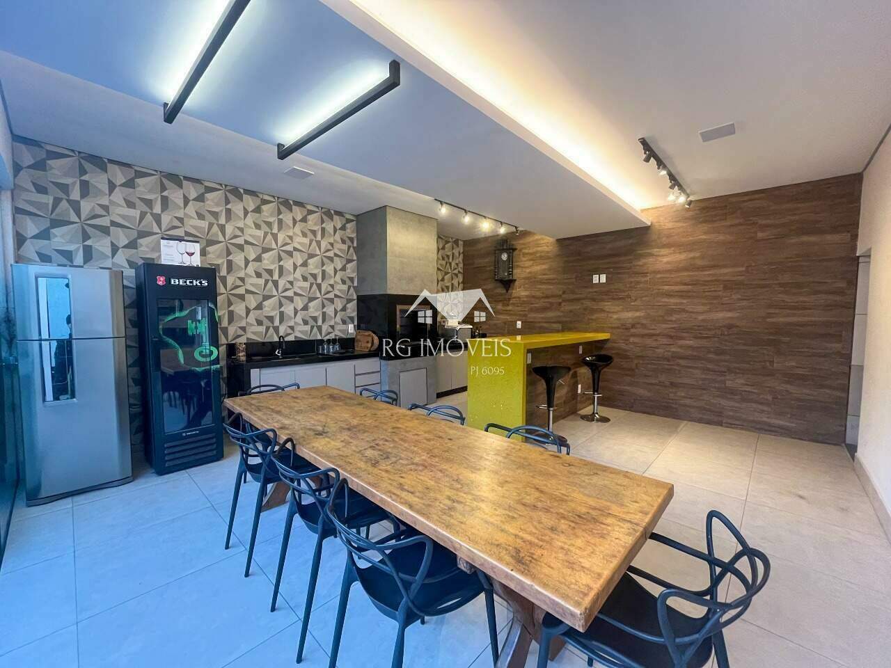 Casa à venda com 4 quartos, 175m² - Foto 1