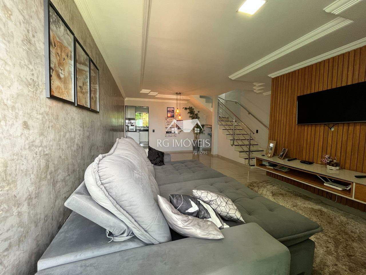 Casa à venda com 3 quartos, 200m² - Foto 1