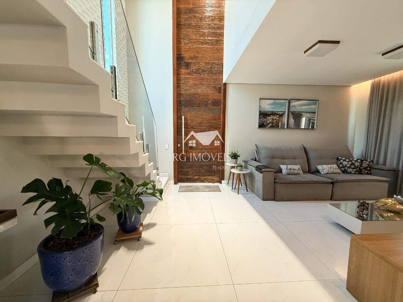 Casa à venda com 3 quartos, 230m² - Foto 1