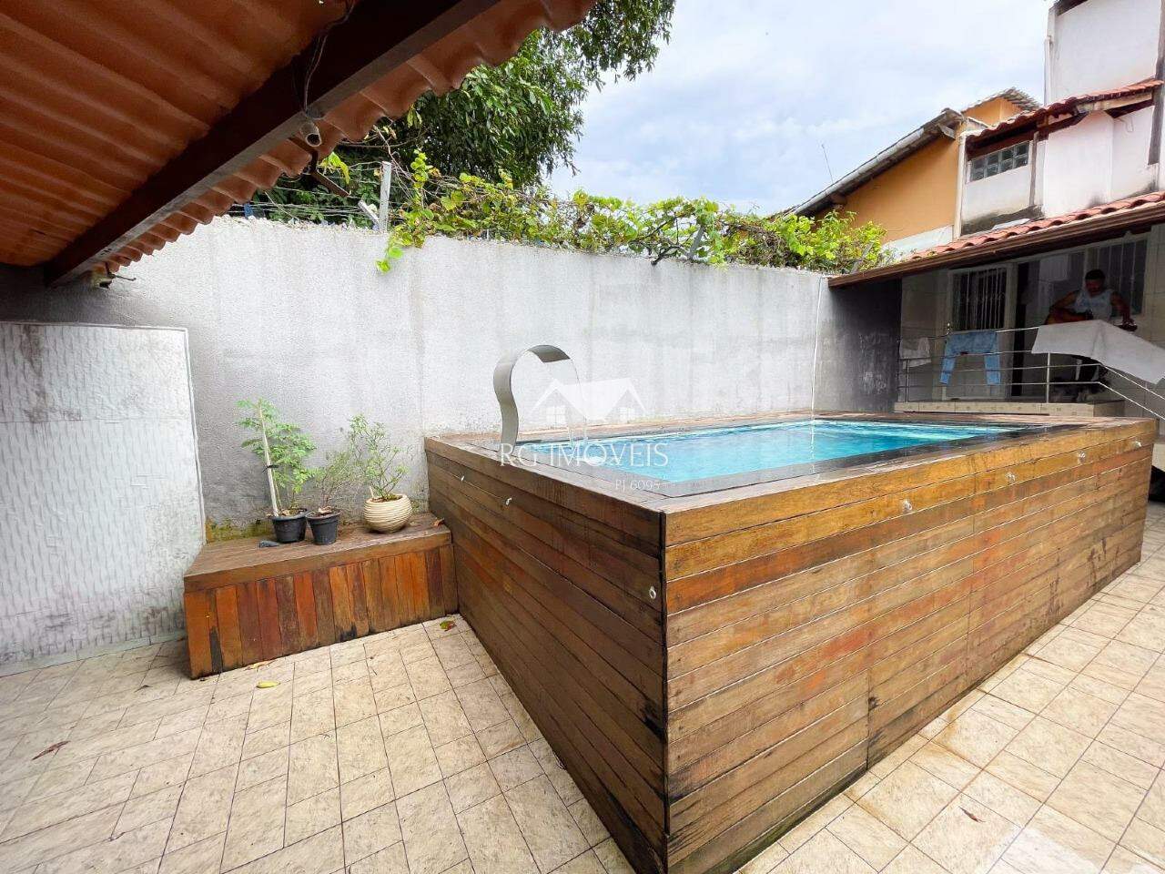 Casa à venda com 3 quartos, 243m² - Foto 1