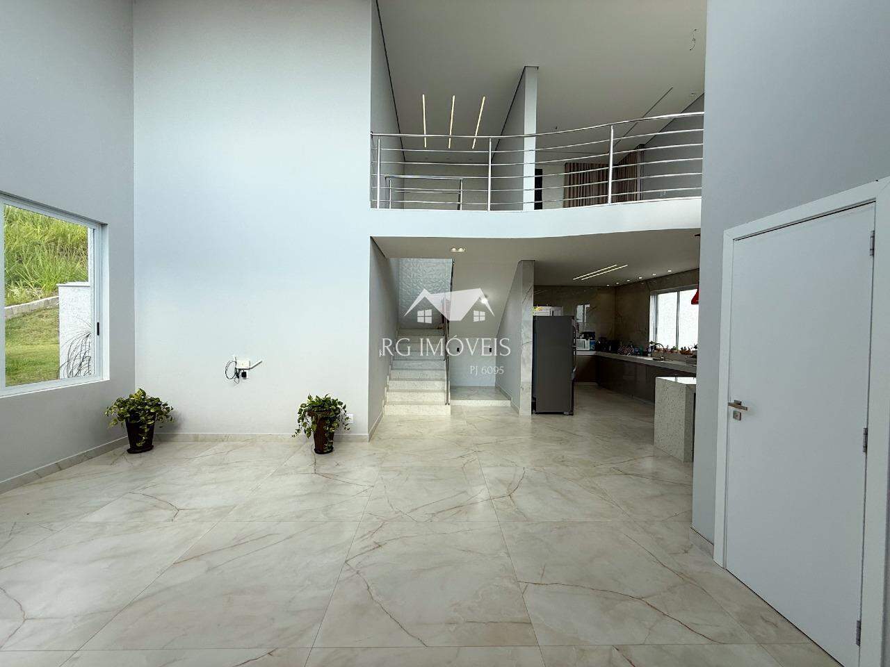 Casa de Condomínio à venda com 3 quartos, 220m² - Foto 3