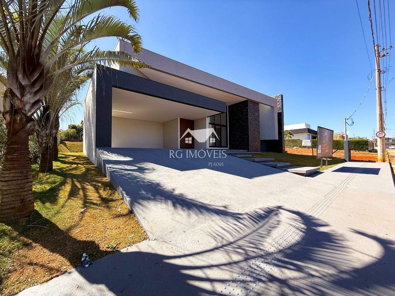 Casa de Condomínio à venda com 4 quartos, 300m² - Foto 2