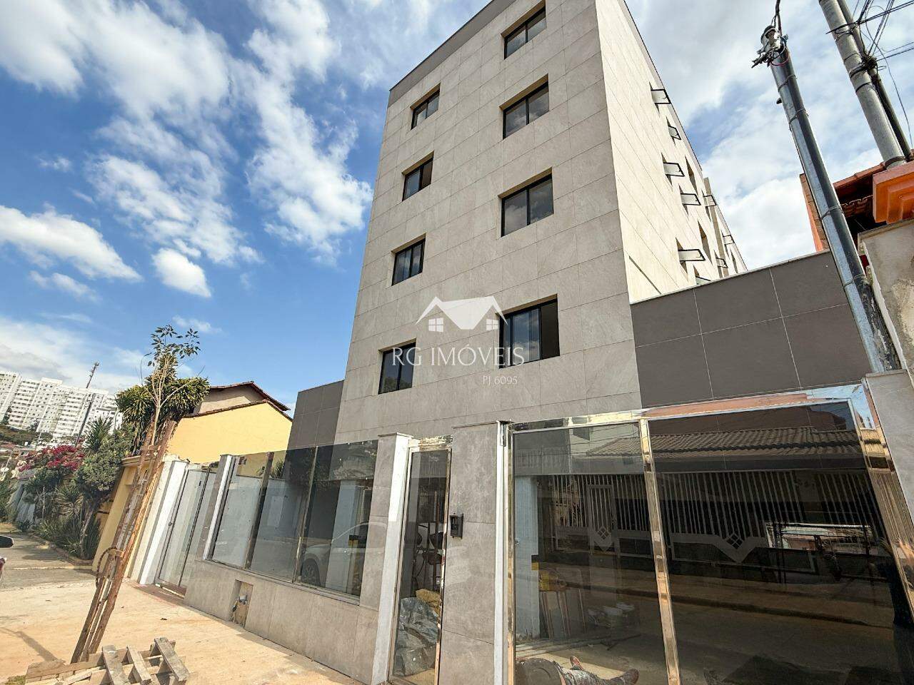 Apartamento à venda com 3 quartos, 130m² - Foto 2