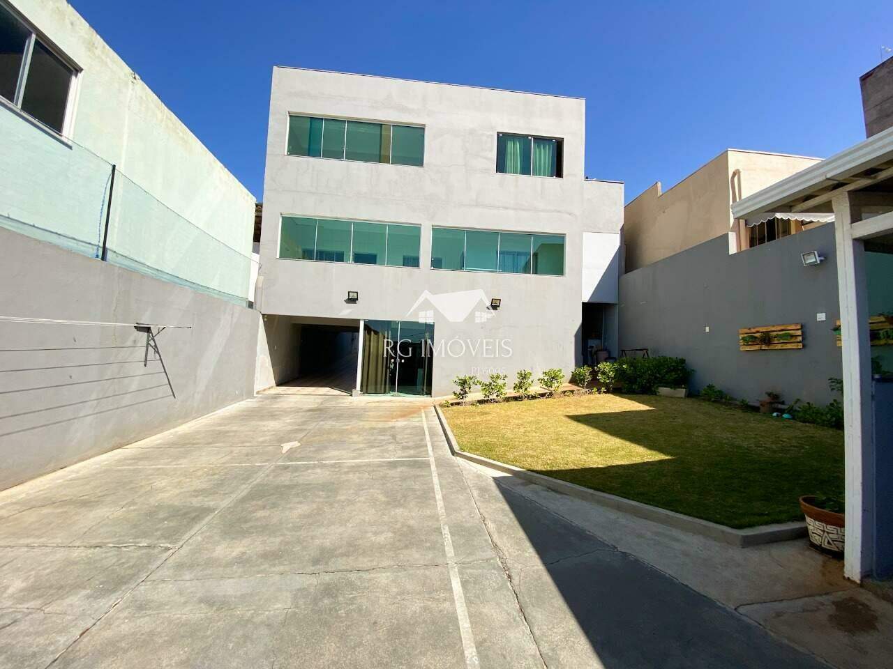 Casa à venda com 6 quartos, 360m² - Foto 1