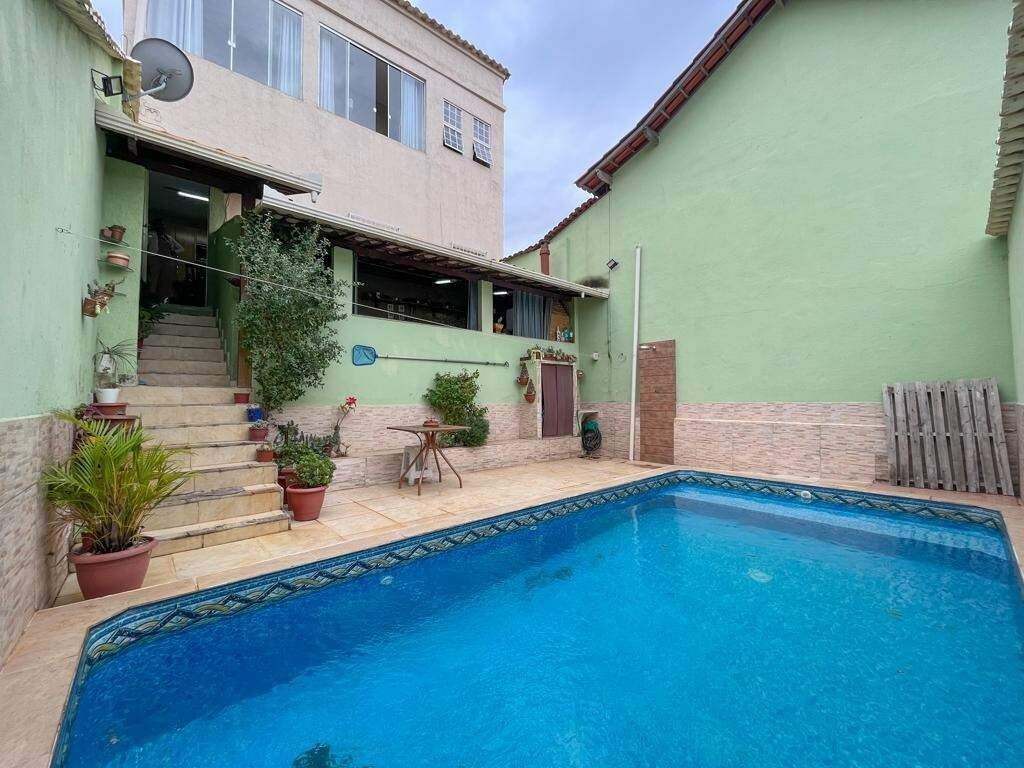 Casa à venda com 3 quartos, 225m² - Foto 1