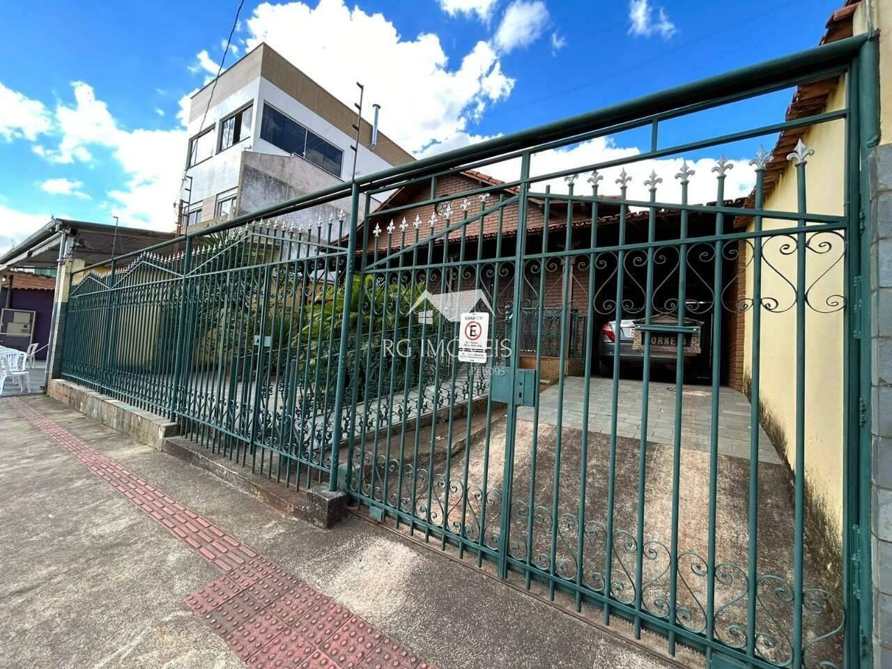 Casa à venda com 4 quartos, 374m² - Foto 2