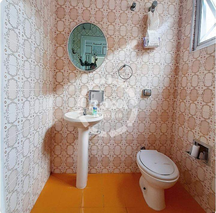 Casa à venda no Vila Belmiro: Banheiro na área de serviço.