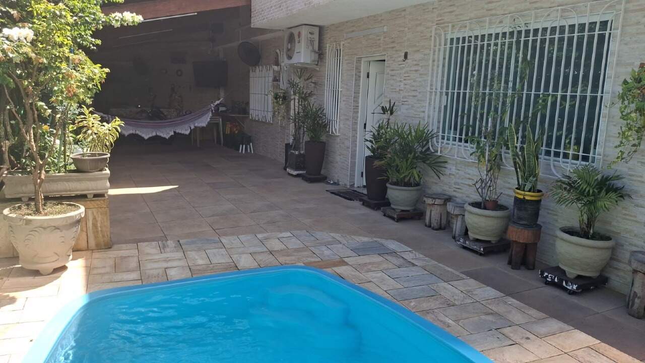 Casa à venda no Embaré: 