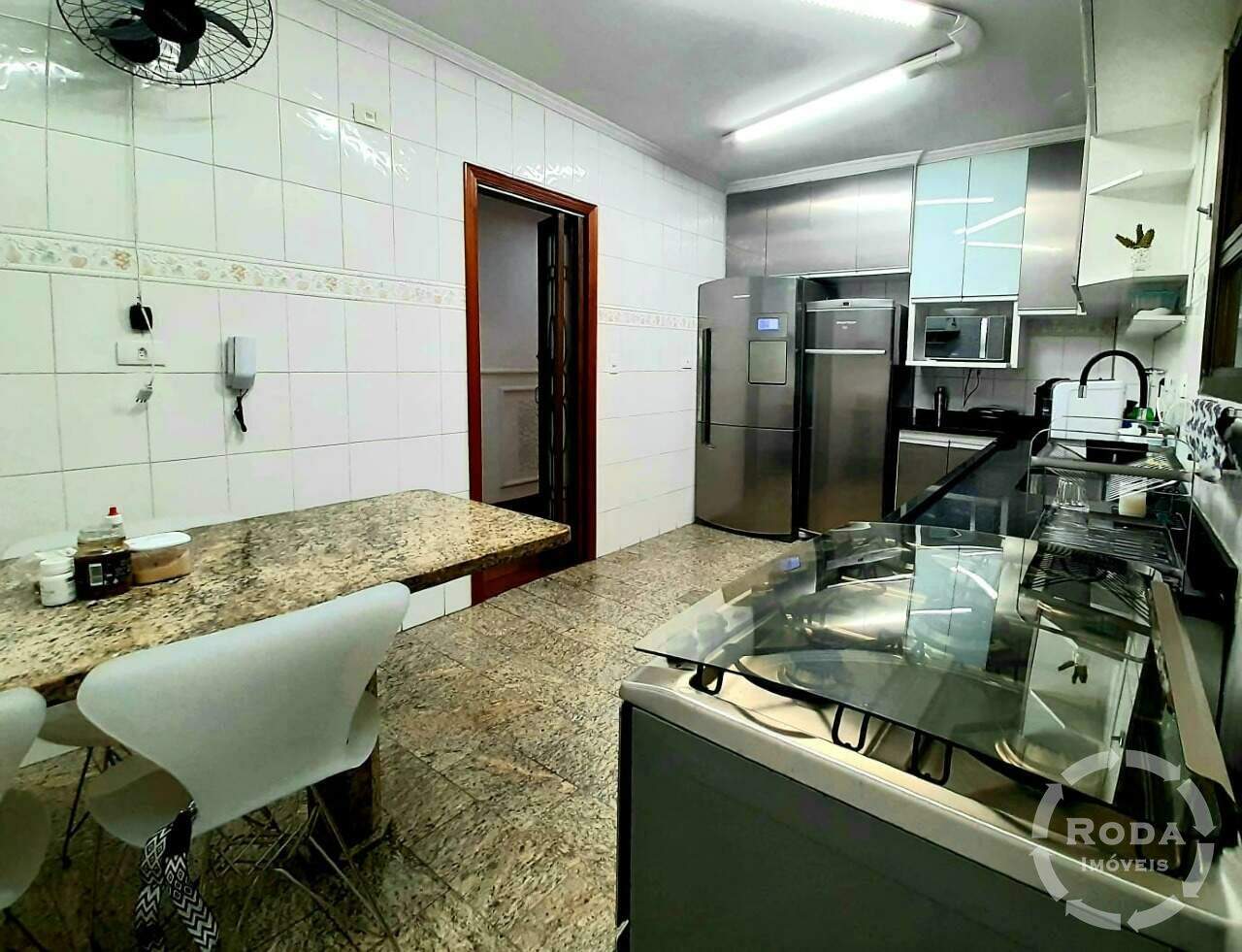 Apartamento à venda no Embaré: cozinha rica em planejados 