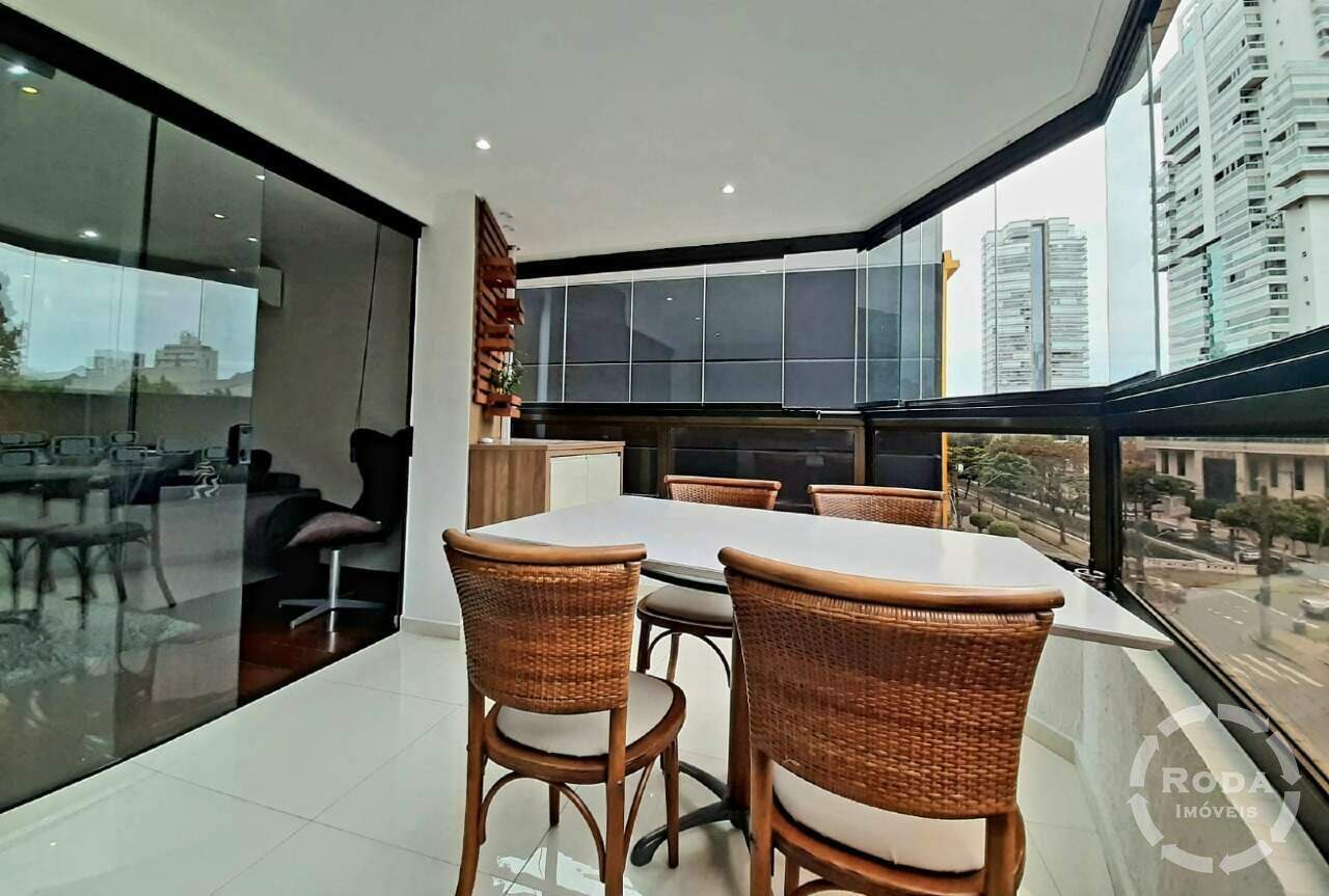 Apartamento à venda no Embaré: varanda com móveis planejados