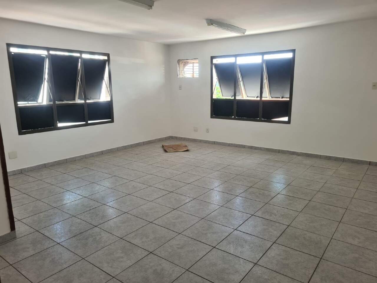 Conjunto Comercial para aluguel no Encruzilhada: 