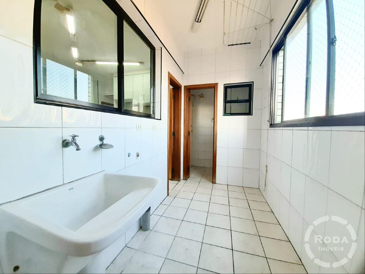 Apartamento à venda no Embaré: área de serviço iluminada