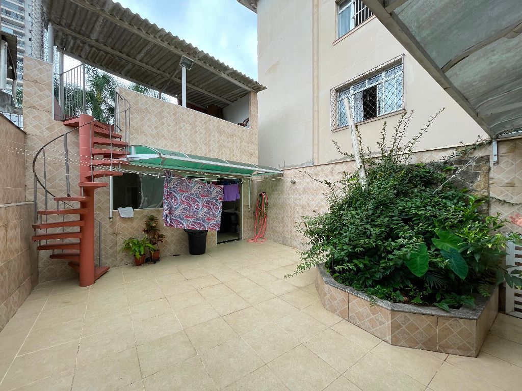 Sobrado Geminado à venda no Encruzilhada: 