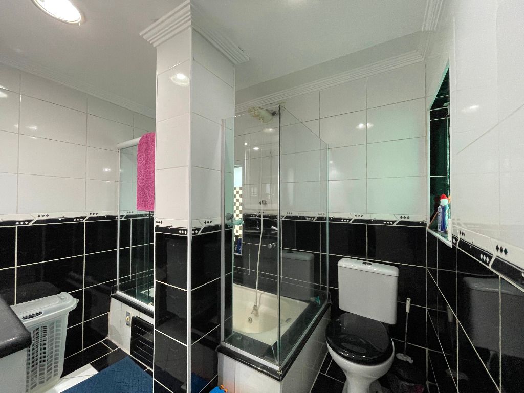 Sobrado Geminado à venda no Encruzilhada: 