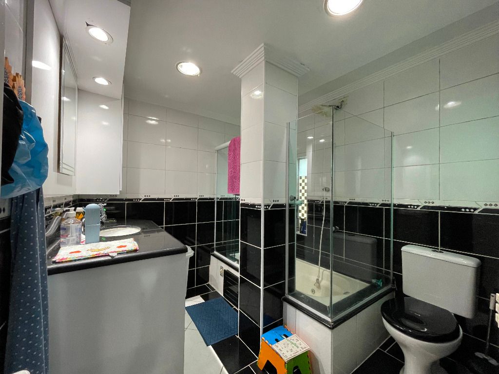 Sobrado Geminado à venda no Encruzilhada: 