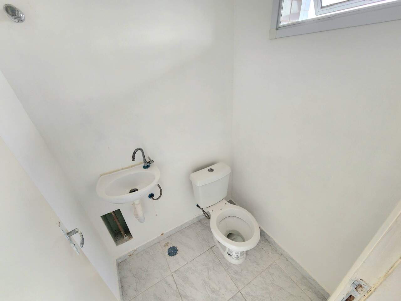 Sala à venda no Ponta da Praia: 