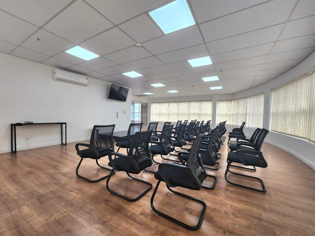 Sala à venda no Ponta da Praia: 