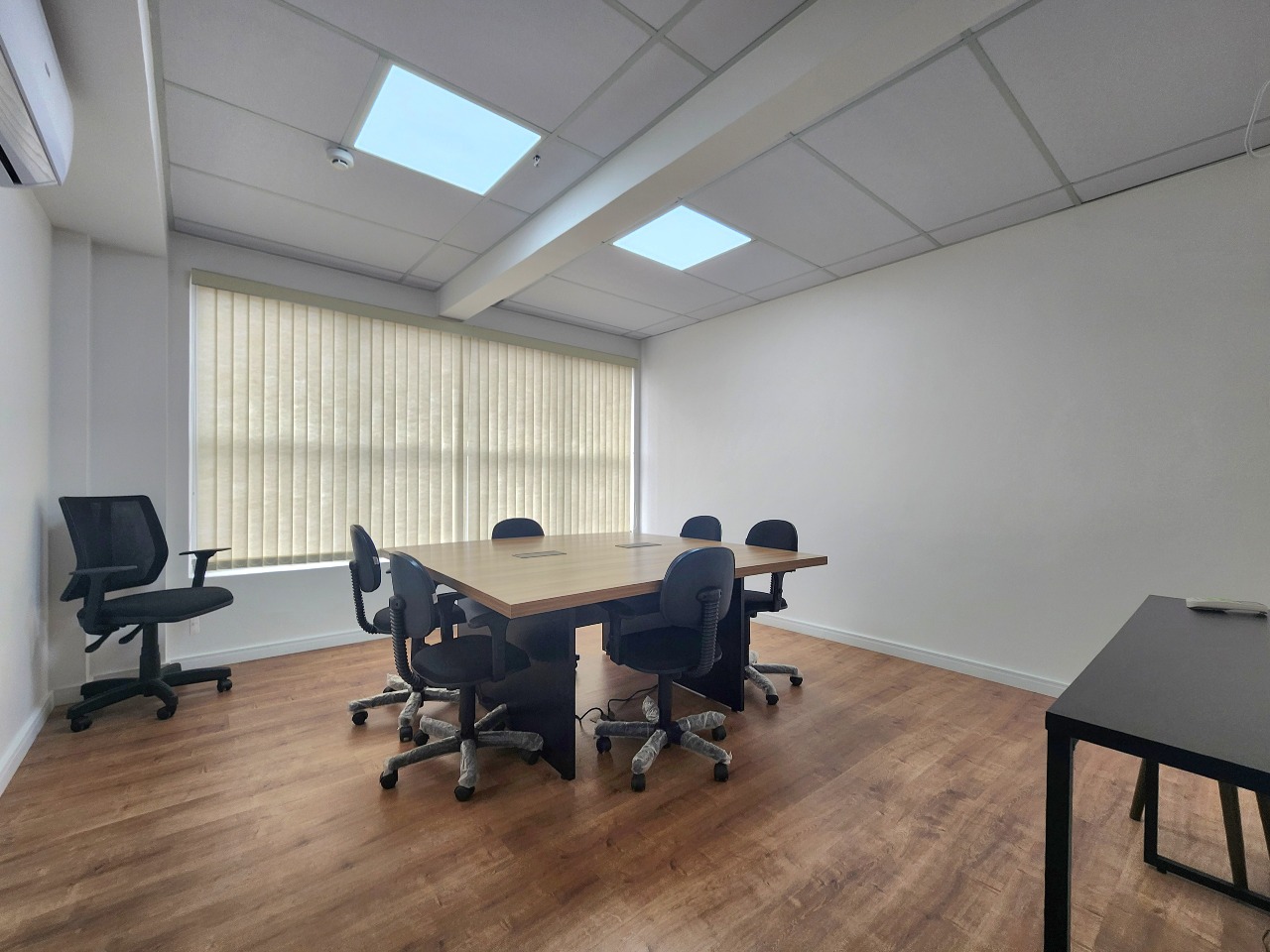 Sala para aluguel no Ponta da Praia: 