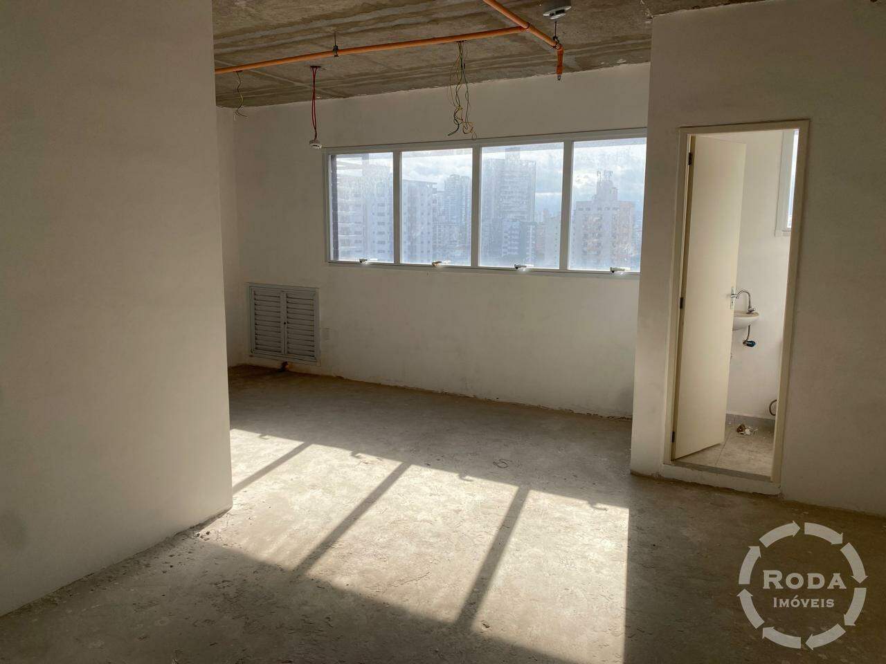 Sala à venda no Ponta da Praia: 